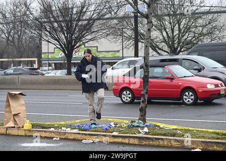 Paramus, Stati Uniti. 28 dicembre 2023. Le autorità hanno raccolto prove sulla scena del crimine. La polizia sta cercando un veicolo e il suo autista, dopo che il conducente ha pugnalato un altro conducente in un incidente di rabbia sulla Route 4 in direzione est. La vittima, che ha guidato un furgone, è stata pugnalata due volte alla schiena e una al braccio e la vittima è attualmente in condizioni stabili. Le autorità hanno raccolto prove sulla scena del crimine. (Foto di Kyle Mazza/SOPA Images/Sipa USA) credito: SIPA USA/Alamy Live News Foto Stock