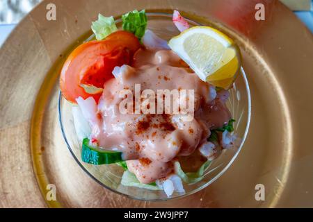 Cocktail di gamberi in una ciotola di vetro come antipasto, primo piatto di un pasto Foto Stock