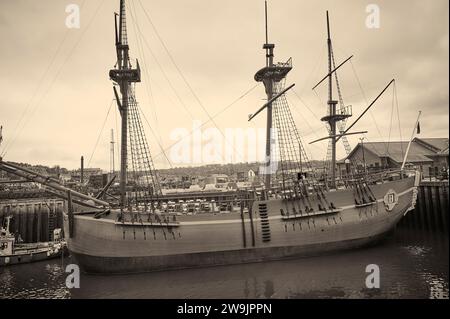 Replica di HMS endevour nel porto di Whitby Foto Stock