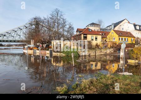 Blick auf die Elbe und ein ueberflutetes Gebiet AM 27.12.2023 in der naehe der Bruecke Blaues Wunder an der Gaststaette Koernergarten a Dresda. Vista dell'Elba e di un'area allagata il 27 dicembre 2023 vicino al ponte Blaues Wunder presso il ristorante Koernergarten a Dresda. Ricerca: Deutschland neue Bundeslaender Sachsen totale Uebersicht Dresden Fluss Fluss Fluesse Elba Wetter Landschaft Flusslandschaft Wetterfeature Flut ueberflutet Hochwasser, Natur Katastrophe Naturkatastrophe Umweltkatastrophen Unwetter Unwetterschaeden chaden Klima Klimawandel Umwelt Oekologiess Umweltschaeden Flut Fluss Umweltschaeden Flussaeden Fluss Fluss Foto Stock