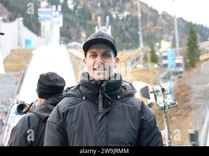 Sven Hannawald, Hanni, ex saltatore con gli sci, ora esperto televisivo al 71. Four Hills Tournament Ski Jumping il 28 dicembre 2023 alla Schattenbergschanze ORLEN Arena di Oberstdorf, Baviera, Germania, © Peter Schatz / Alamy Live News Foto Stock