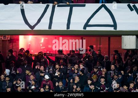 Salerno, Italia. 22 dicembre 2023. Tifosi della Salernitana statunitense durante la partita di serie A tra l'US Salernitana e l'AC Milan allo Stadio Arechi il 22 dicembre 2023 a Salerno, Italia. Crediti: Giuseppe Maffia/Alamy Live News Foto Stock