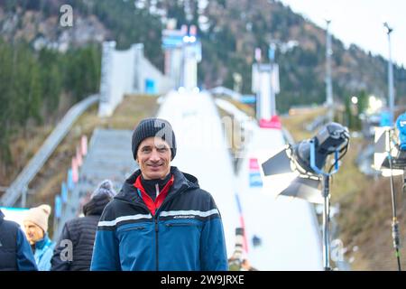 Martin Schmitt, ex saltatore con gli sci, ora esperto di ARD TV Eurosport al 71. Four Hills Tournament Ski Jumping il 28 dicembre 2023 alla Schattenbergschanze ORLEN Arena di Oberstdorf, Baviera, Germania, © Peter Schatz / Alamy Live News Foto Stock