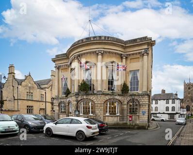 Devizes Town Hall decorato per Natale in St John's Street, Devizes, Wiltshire, Regno Unito il 28 dicembre 2023 Foto Stock