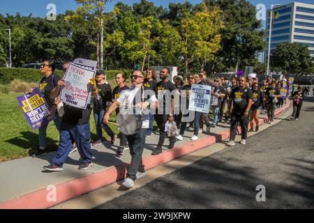 Alla ricerca di un nuovo contratto di lavoro, i dipendenti di assistenza sanitaria multirazziale marciano in segno di protesta durante uno sciopero in una struttura HMO Kaiser permanente a Irvine, C. Foto Stock