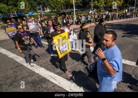 Alla ricerca di un nuovo contratto di lavoro, i dipendenti di assistenza sanitaria multirazziale marciano in segno di protesta durante uno sciopero in una struttura HMO Kaiser permanente a Irvine, C. Foto Stock