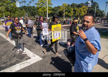 Alla ricerca di un nuovo contratto di lavoro, i dipendenti di assistenza sanitaria multirazziale marciano in segno di protesta durante uno sciopero in una struttura HMO Kaiser permanente a Irvine, C. Foto Stock