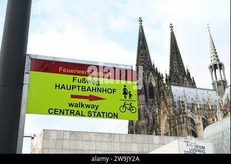 Colonia, Germania. 28 dicembre 2023. Firecracker Ban per Capodanno a Colonia. Firma, cartello per le persone che hanno con sé dei petardi. All'inizio dell'anno 2023/24, per la prima volta ci sarà un'ampia area nel centro della città sulla riva sinistra del Reno a Colonia dove non sono ammessi fuochi d'artificio. Tra il Reno e la Ringen. Crediti: Horst Galuschka/dpa/Alamy Live News Foto Stock