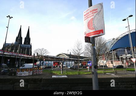 Colonia, Germania. 28 dicembre 2023. Divieto dei pettegolezzi a Colonia. Firma, cartello per le persone che hanno con sé dei petardi. All'inizio dell'anno 2023/24, Colonia avrà per la prima volta un'ampia area nel centro della città, sulla riva sinistra del Reno, dove i fuochi d'artificio non sono ammessi. Tra il Reno e la Ringen. Crediti: Horst Galuschka/dpa/Alamy Live News Foto Stock