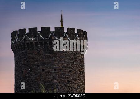 Coucher de soleil sur la tour César illuminée Foto Stock