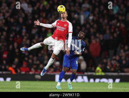 Londra, Regno Unito. 28 dicembre 2023. Gabriel dell'Arsenal intercetta Mohammed Kudus del West Ham United durante la partita di Premier League all'Emirates Stadium di Londra. Il credito fotografico dovrebbe leggere: David Klein/Sportimage credito: Sportimage Ltd/Alamy Live News Foto Stock