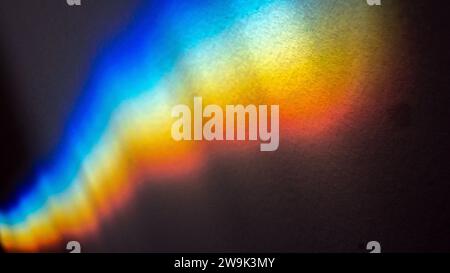 La luce del sole si è rifrattata su una parete nell'intero spettro di colori dell'arcobaleno Foto Stock
