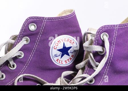 sneaker alte tutte le star con top alto viola lilla su sfondo bianco da studio Foto Stock