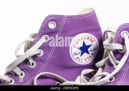 Primo piano di sneakers Converse All Star viola con lacci bianchi su sfondo bianco Foto Stock