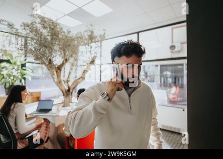 Un impiegato che lascia l'ufficio, sta facendo una telefonata. Foto Stock