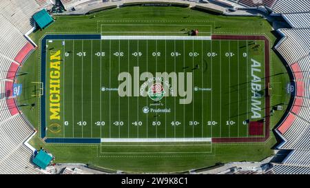 Los Angeles, Stati Uniti. 27 dicembre 2023. (NOTA DELL'EDITORE: Immagine scattata con un drone)una vista aerea del Rose Bowl vuoto a Pasadena. Gli Alabama Crimson Tide giocheranno i Michigan Wolverines nella tradizionale partita di football NCAA del Rose Bowl il 1° gennaio 2024. (Foto di Ringo Chiu/SOPA Images/Sipa USA) credito: SIPA USA/Alamy Live News Foto Stock