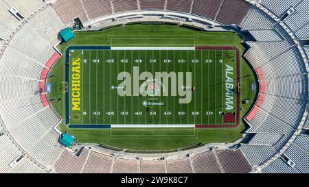 Los Angeles, Stati Uniti. 27 dicembre 2023. (NOTA DELL'EDITORE: Immagine scattata con un drone)una vista aerea del Rose Bowl vuoto a Pasadena. Gli Alabama Crimson Tide giocheranno i Michigan Wolverines nella tradizionale partita di football NCAA del Rose Bowl il 1° gennaio 2024. (Foto di Ringo Chiu/SOPA Images/Sipa USA) credito: SIPA USA/Alamy Live News Foto Stock