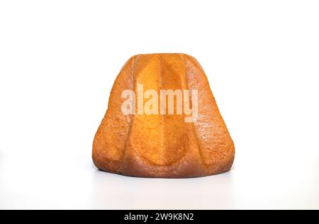 Torta Pandoro al forno isolata su sfondo bianco, torta natalizia tradizionale italiana con spugna, panetteria. Deliziosa pasticceria natalizia. Piano orizzontale Foto Stock