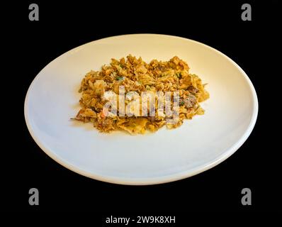 Kottu roti dello Sri Lanka su un piatto bianco Foto Stock