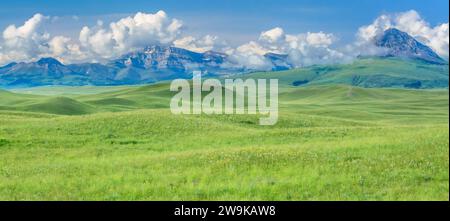 panorama della prateria sotto il fieno butte e la montagna del battello a vapore lungo il fronte roccioso della montagna vicino ad augusta, montana Foto Stock