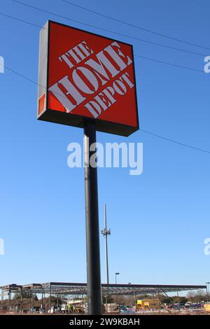 San Antonio, Stati Uniti. 28 dicembre 2023. Vista esterna e segnaletica di un negozio Home Depot a San Antonio, Texas, USA, il 28 dicembre 2023. Fondata nel 1978, Home Depot è oggi il più grande rivenditore di prodotti per la casa in America. Con sede a Cobb County, Georgia, l'azienda è il sesto datore di lavoro più grande degli Stati Uniti a livello globale. (Foto di Carlos Kosienski/Sipa USA) credito: SIPA USA/Alamy Live News Foto Stock