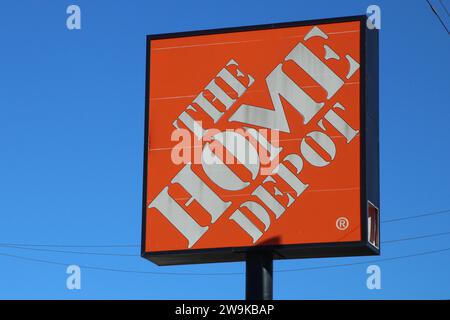 San Antonio, Stati Uniti. 28 dicembre 2023. Vista esterna e segnaletica di un negozio Home Depot a San Antonio, Texas, USA, il 28 dicembre 2023. Fondata nel 1978, Home Depot è oggi il più grande rivenditore di prodotti per la casa in America. Con sede a Cobb County, Georgia, l'azienda è il sesto datore di lavoro più grande degli Stati Uniti a livello globale. (Foto di Carlos Kosienski/Sipa USA) credito: SIPA USA/Alamy Live News Foto Stock