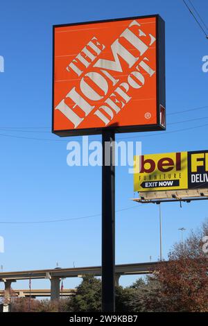 San Antonio, Stati Uniti. 28 dicembre 2023. Vista esterna e segnaletica di un negozio Home Depot a San Antonio, Texas, USA, il 28 dicembre 2023. Fondata nel 1978, Home Depot è oggi il più grande rivenditore di prodotti per la casa in America. Con sede a Cobb County, Georgia, l'azienda è il sesto datore di lavoro più grande degli Stati Uniti a livello globale. (Foto di Carlos Kosienski/Sipa USA) credito: SIPA USA/Alamy Live News Foto Stock