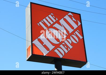 San Antonio, Stati Uniti. 28 dicembre 2023. Vista esterna e segnaletica di un negozio Home Depot a San Antonio, Texas, USA, il 28 dicembre 2023. Fondata nel 1978, Home Depot è oggi il più grande rivenditore di prodotti per la casa in America. Con sede a Cobb County, Georgia, l'azienda è il sesto datore di lavoro più grande degli Stati Uniti a livello globale. (Foto di Carlos Kosienski/Sipa USA) credito: SIPA USA/Alamy Live News Foto Stock