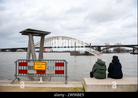 Una vecchia coppia si vede guardare le aree allagate alla banchina. Le piovose giornate natalizie hanno causato notevoli disagi in tutti i Paesi Bassi. A Nijmegen, le parti basse della banchina e intorno al porto presso il Waalkade sono sott'acqua. Il livello dell'acqua in questo momento è di circa 14,60 metri sopra il NAP. (Normaal Amsterdams Peil) NAP è la base utilizzata per misurare il livello dell'acqua alto o basso. Poiché piove ancora molto nei Paesi Bassi, c'è una buona probabilità che il livello dell'acqua aumenti nuovamente all'inizio del nuovo anno. (Foto di Ana Fernandez/SOPA Images/Sipa USA) Foto Stock