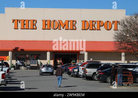 San Antonio, Stati Uniti. 28 dicembre 2023. Vista esterna e segnaletica di un negozio Home Depot a San Antonio, Texas, USA, il 28 dicembre 2023. Fondata nel 1978, Home Depot è oggi il più grande rivenditore di prodotti per la casa in America. Con sede a Cobb County, Georgia, l'azienda è il sesto datore di lavoro più grande degli Stati Uniti a livello globale. (Foto di Carlos Kosienski/Sipa USA) credito: SIPA USA/Alamy Live News Foto Stock