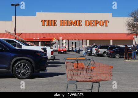 San Antonio, Stati Uniti. 28 dicembre 2023. Vista esterna e segnaletica di un negozio Home Depot a San Antonio, Texas, USA, il 28 dicembre 2023. Fondata nel 1978, Home Depot è oggi il più grande rivenditore di prodotti per la casa in America. Con sede a Cobb County, Georgia, l'azienda è il sesto datore di lavoro più grande degli Stati Uniti a livello globale. (Foto di Carlos Kosienski/Sipa USA) credito: SIPA USA/Alamy Live News Foto Stock