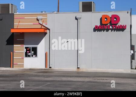 Vista esterna e segnaletica di un luogo di Dunkin' Donuts a San Antonio, Texas, USA, il 28 dicembre 2023. Fondata nel 1948, Dunkin' Donuts ha attualmente circa 12.900 sedi in 42 paesi. Nel 2020 la società è stata acquistata da Inspire Brands. Inspire Brands LLC è proprietaria e affiliata delle catene di ristoranti Arby's, Buffalo Wild Wings, Sonic Drive-in, Jimmy John's, Mister Donut e Baskin-Robbins. INSPIRE Brands è di proprietà di Roark Capital Group. Roark Capital è una società americana di private equity con circa 37 miliardi di attività in gestione. La società di private equity prende il nome da ho Foto Stock