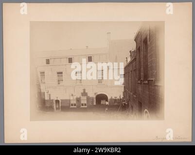 Inneration of the Markiezenhof in Bergen op Zoom, Anonimo (Monumentenzorg) (attribuito a), 1890 - 1920 Photograph Marquis Court Photographic support. Cortile in cartone stampato con albumen Marquis Court Foto Stock