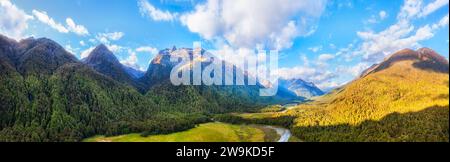 Valle di Eglinton e fiume a fiordland, nuova Zelanda, sull'isola meridionale - panorama aereo. Foto Stock