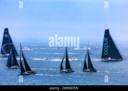 Sydney, Australia - 26 dicembre 2023: I migliori yacht da regata Andoo in mare aperto al largo del porto di Sydney. Foto Stock