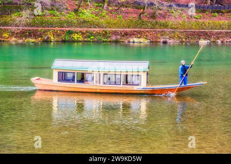 Tour in barca turistica sul fiume Katsura nel fiume Arashiyama della città giapponese di Kyoto. Foto Stock