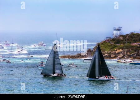 Maxi yacht a vela che sgomberano il porto di Sydney South Head in una gara per Hobart. Foto Stock