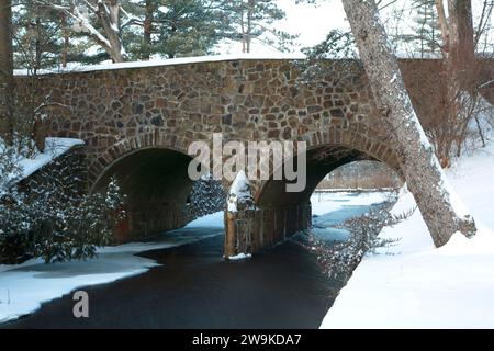 Ponte di Rockwork su Bass Brook, AW Stanley Park, New Britain, Connecticut Foto Stock