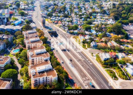 Autostrada a più corsie di Victoria Road presso lo svincolo di Rozelle a Sydney Inner West - vista aerea suburbiana. Foto Stock