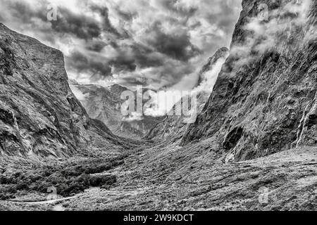 Il clima è drammatico e tempestoso nella valle di Fiordland fino al Milford Sound presso il tunnel Homer lungo l'autostrada 94. Foto Stock