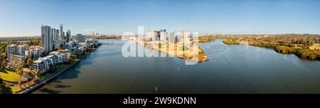 Rhodes e Wentworth Point, sobborghi urbani di un alto edificio di appartamenti sul fiume Parramatta a Sydney Ovest. Foto Stock