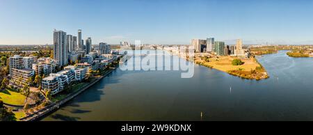 Paesaggio urbano di Rodi e Wentworth Point, alto edificio urbano di appartamenti, sobborghi sul fiume Parramatta a Sydney Ovest. Foto Stock