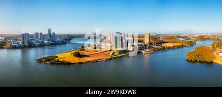 Moderno sobborgo di Rodi sul lungomare del fiume Parramatta a ovest di Sydney - panorama aereo della città. Foto Stock