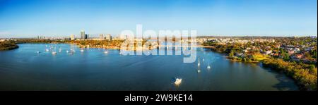 Fiume Parramatta a Sydney Ovest - ampio panorama aereo di Rodi, Ryde e distanti sobborghi di Parramatta. Foto Stock