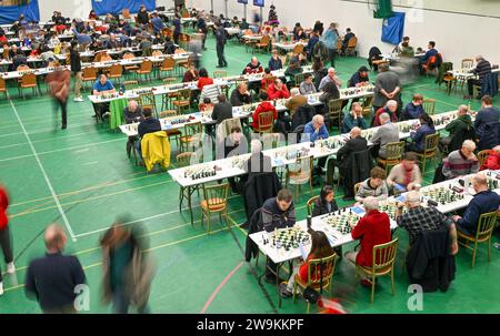 Hastings, Regno Unito. 28 dicembre 2023. Giocatori durante il Caplin Hastings International Chess Congress a Horntye Park, Hastings, East Sussex, Regno Unito. Crediti: LFP/Alamy Live News Foto Stock