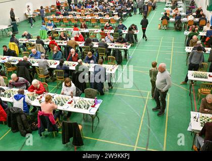 Hastings, Regno Unito. 28 dicembre 2023. Giocatori durante il Caplin Hastings International Chess Congress a Horntye Park, Hastings, East Sussex, Regno Unito. Crediti: LFP/Alamy Live News Foto Stock