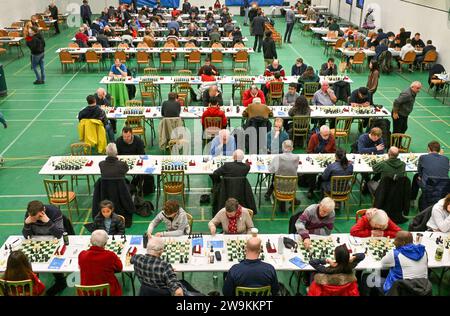 Hastings, Regno Unito. 28 dicembre 2023. Giocatori durante il Caplin Hastings International Chess Congress a Horntye Park, Hastings, East Sussex, Regno Unito. Crediti: LFP/Alamy Live News Foto Stock