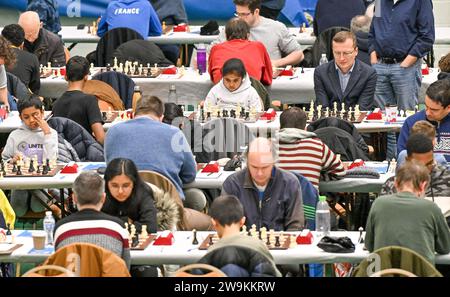 Hastings, Regno Unito. 28 dicembre 2023. Giocatori durante il Caplin Hastings International Chess Congress a Horntye Park, Hastings, East Sussex, Regno Unito. Crediti: LFP/Alamy Live News Foto Stock