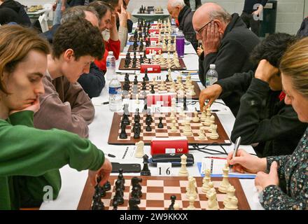 Hastings, Regno Unito. 28 dicembre 2023. Giocatori durante il Caplin Hastings International Chess Congress a Horntye Park, Hastings, East Sussex, Regno Unito. Crediti: LFP/Alamy Live News Foto Stock