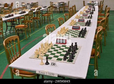 Hastings, Regno Unito. 28 dicembre 2023. Tavoli allestiti al Caplin Hastings International Chess Congress a Horntye Park, Hastings, East Sussex, Regno Unito. Crediti: LFP/Alamy Live News Foto Stock